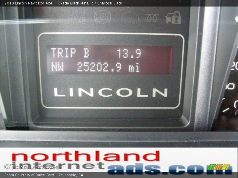 Tuxedo Black Metallic / Charcoal Black 2010 Lincoln Navigator 4x4