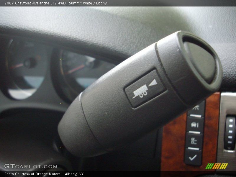Summit White / Ebony 2007 Chevrolet Avalanche LTZ 4WD