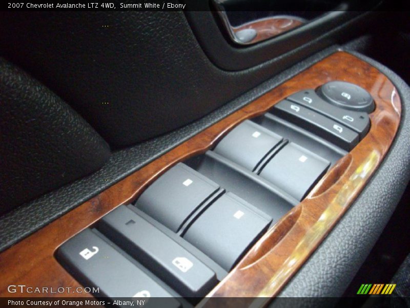Summit White / Ebony 2007 Chevrolet Avalanche LTZ 4WD