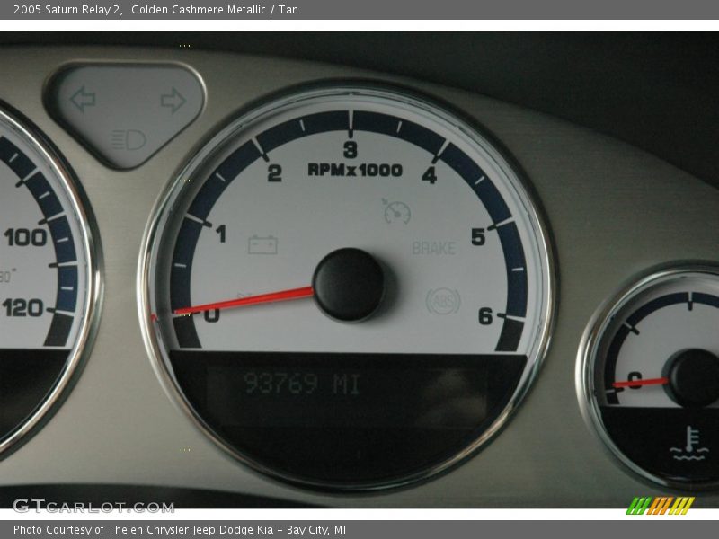 Golden Cashmere Metallic / Tan 2005 Saturn Relay 2