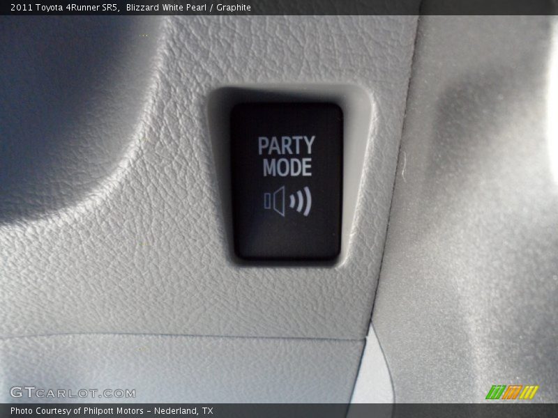 Blizzard White Pearl / Graphite 2011 Toyota 4Runner SR5