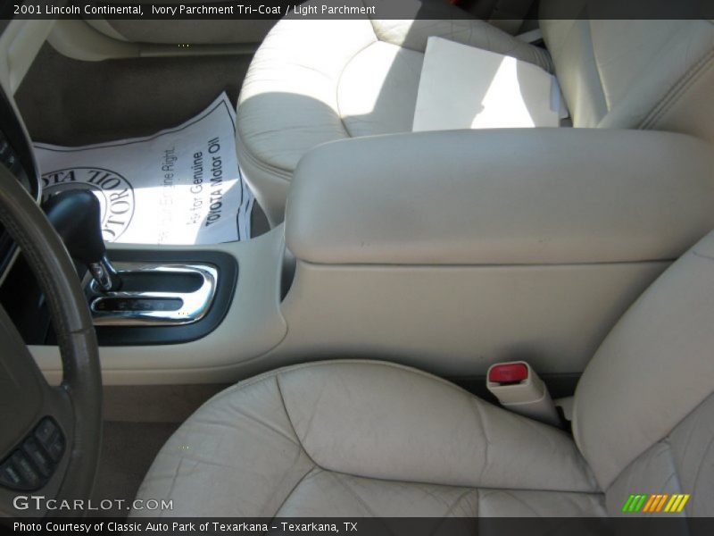 Ivory Parchment Tri-Coat / Light Parchment 2001 Lincoln Continental