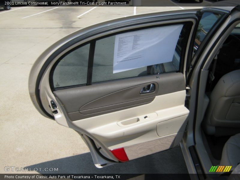 Ivory Parchment Tri-Coat / Light Parchment 2001 Lincoln Continental