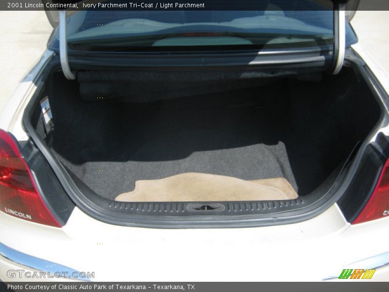 Ivory Parchment Tri-Coat / Light Parchment 2001 Lincoln Continental
