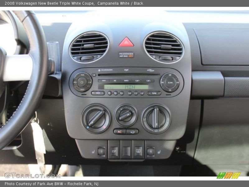 Controls of 2008 New Beetle Triple White Coupe
