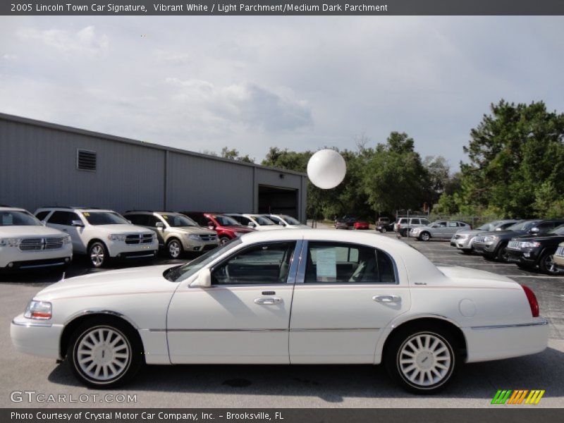 Vibrant White / Light Parchment/Medium Dark Parchment 2005 Lincoln Town Car Signature