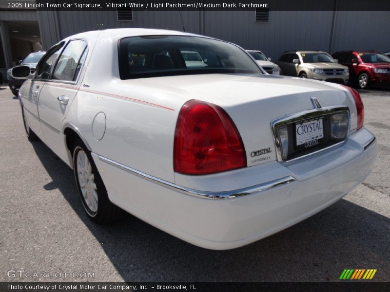 Vibrant White / Light Parchment/Medium Dark Parchment 2005 Lincoln Town Car Signature