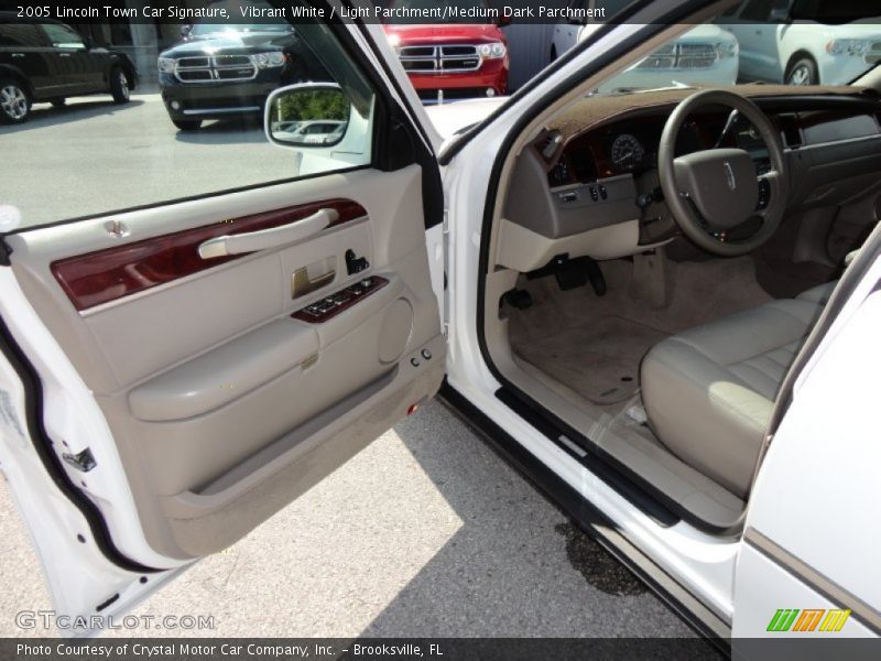 Vibrant White / Light Parchment/Medium Dark Parchment 2005 Lincoln Town Car Signature