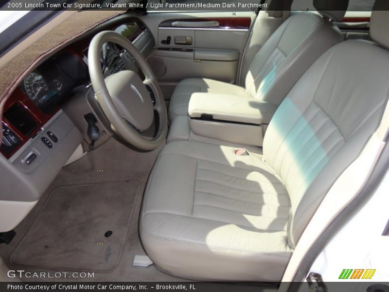 Vibrant White / Light Parchment/Medium Dark Parchment 2005 Lincoln Town Car Signature