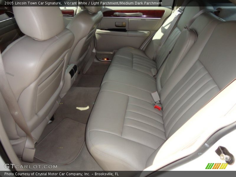Vibrant White / Light Parchment/Medium Dark Parchment 2005 Lincoln Town Car Signature