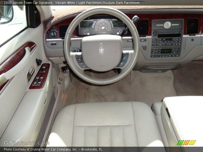 Vibrant White / Light Parchment/Medium Dark Parchment 2005 Lincoln Town Car Signature