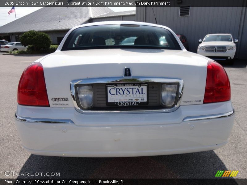 Vibrant White / Light Parchment/Medium Dark Parchment 2005 Lincoln Town Car Signature