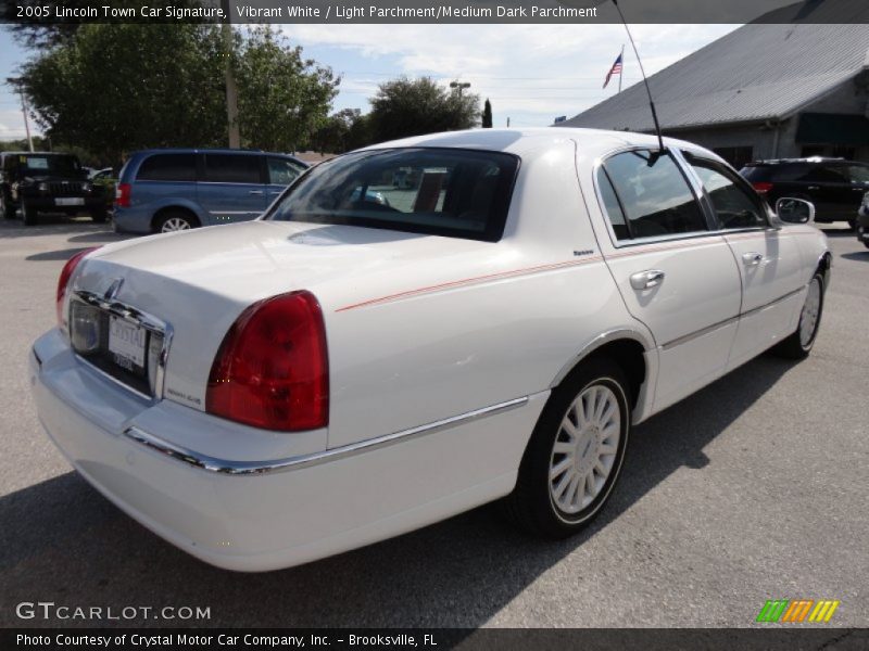 Vibrant White / Light Parchment/Medium Dark Parchment 2005 Lincoln Town Car Signature