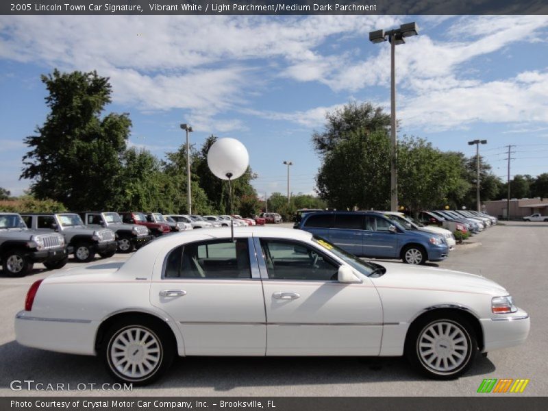Vibrant White / Light Parchment/Medium Dark Parchment 2005 Lincoln Town Car Signature