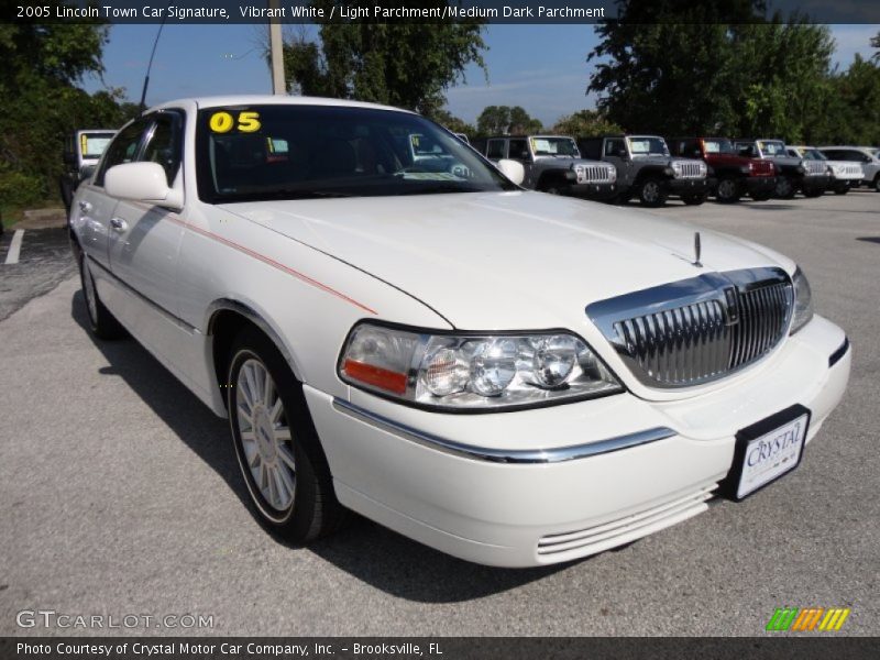 Vibrant White / Light Parchment/Medium Dark Parchment 2005 Lincoln Town Car Signature