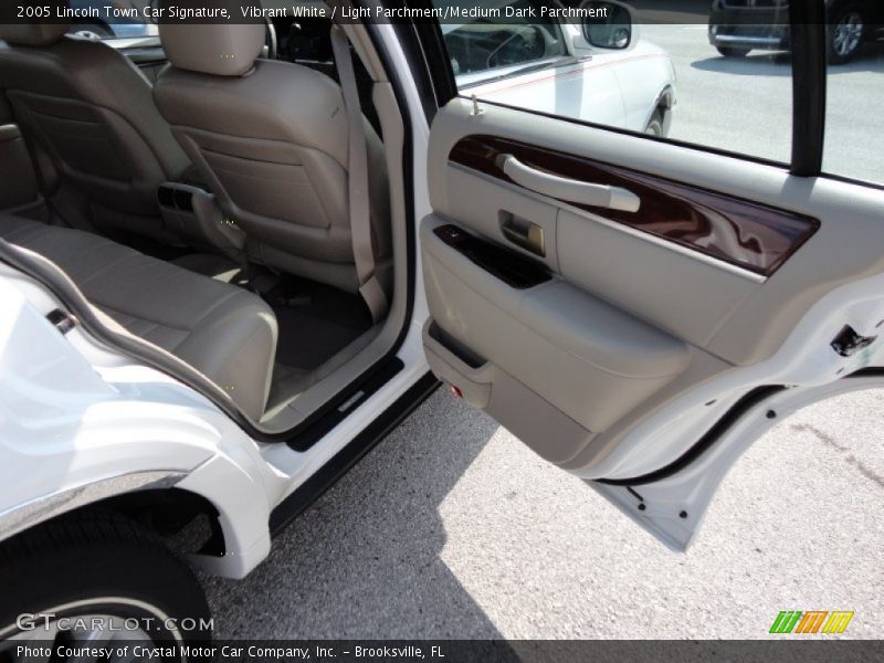 Vibrant White / Light Parchment/Medium Dark Parchment 2005 Lincoln Town Car Signature