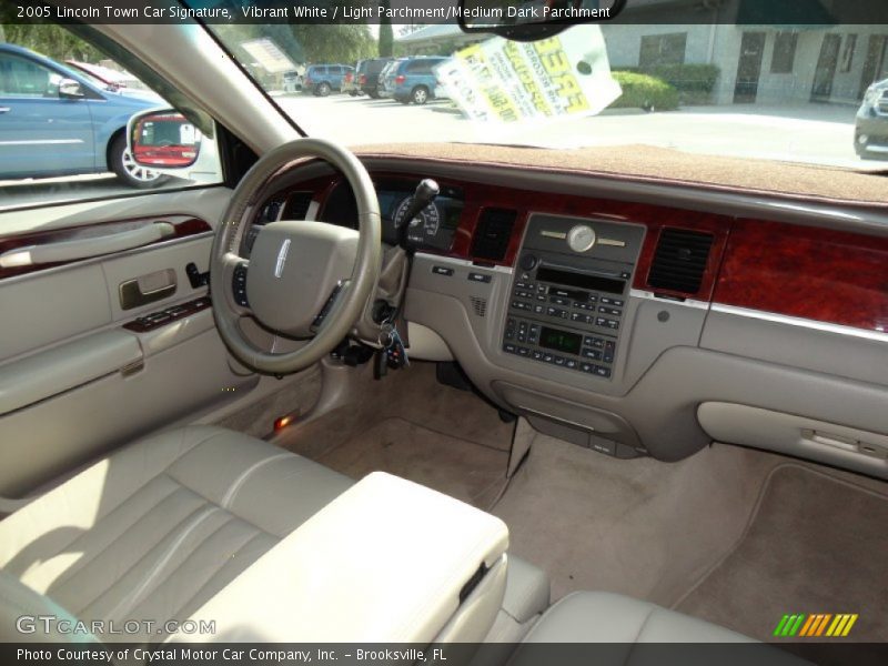 Vibrant White / Light Parchment/Medium Dark Parchment 2005 Lincoln Town Car Signature