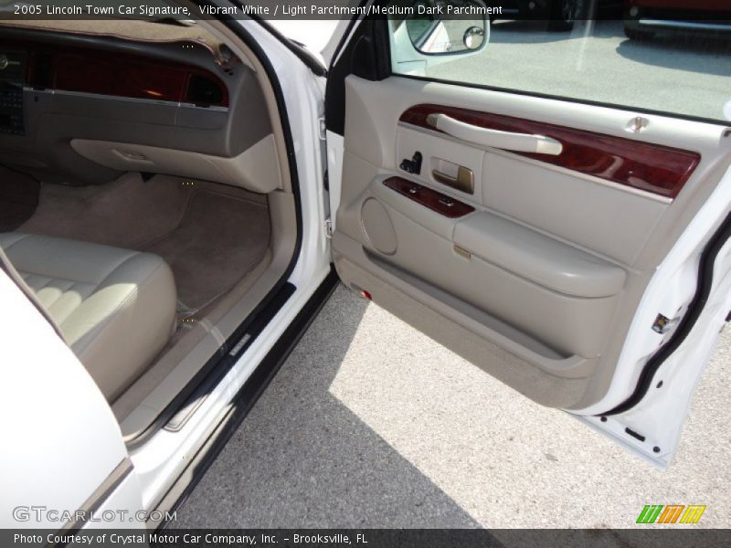 Vibrant White / Light Parchment/Medium Dark Parchment 2005 Lincoln Town Car Signature