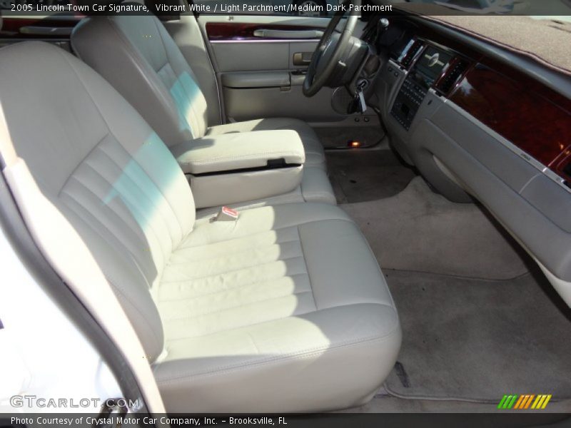 Vibrant White / Light Parchment/Medium Dark Parchment 2005 Lincoln Town Car Signature