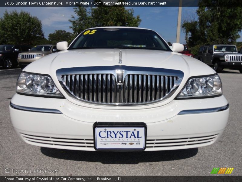 Vibrant White / Light Parchment/Medium Dark Parchment 2005 Lincoln Town Car Signature