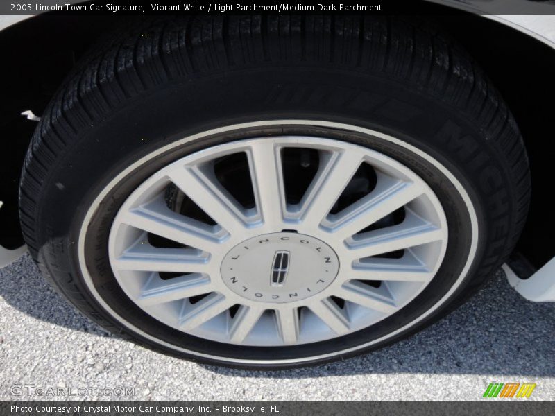 Vibrant White / Light Parchment/Medium Dark Parchment 2005 Lincoln Town Car Signature