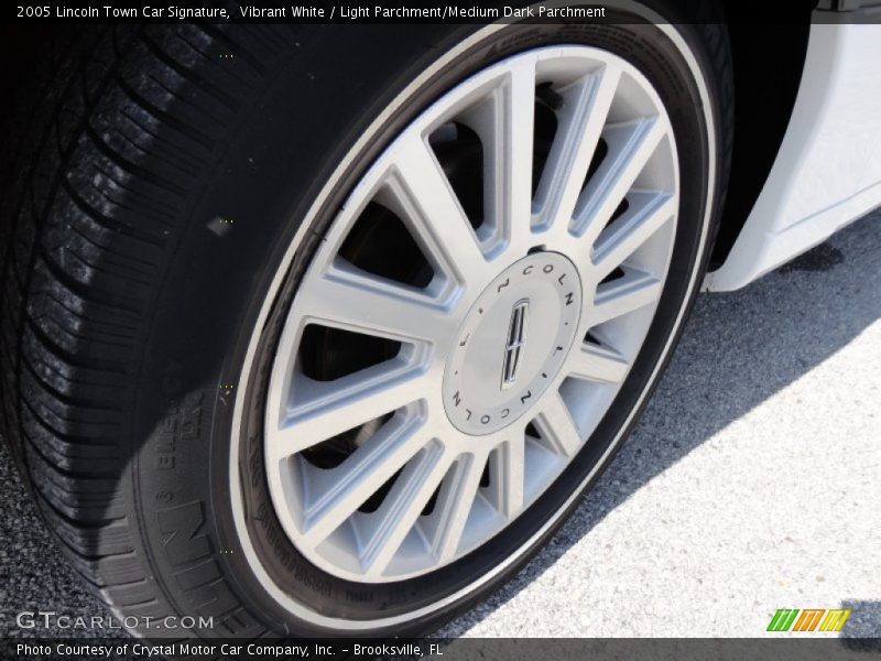 Vibrant White / Light Parchment/Medium Dark Parchment 2005 Lincoln Town Car Signature