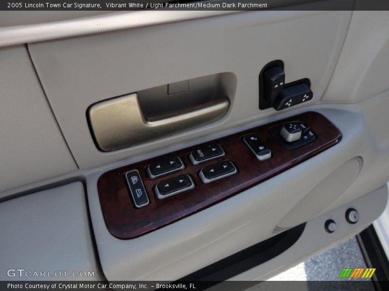 Vibrant White / Light Parchment/Medium Dark Parchment 2005 Lincoln Town Car Signature