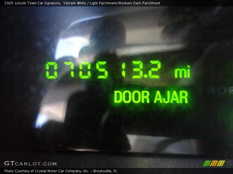 Vibrant White / Light Parchment/Medium Dark Parchment 2005 Lincoln Town Car Signature