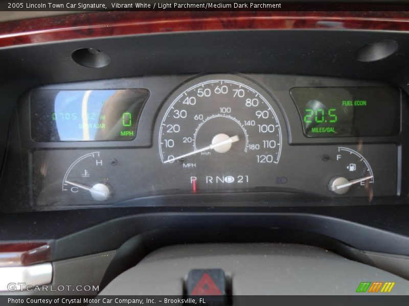 Vibrant White / Light Parchment/Medium Dark Parchment 2005 Lincoln Town Car Signature