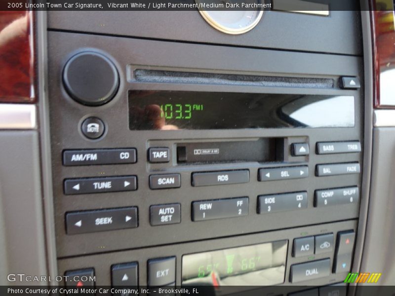 Vibrant White / Light Parchment/Medium Dark Parchment 2005 Lincoln Town Car Signature