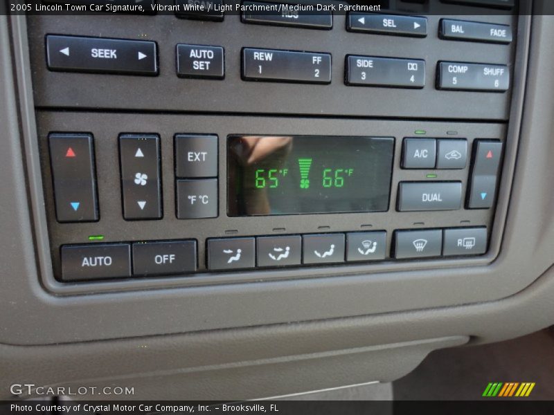 Vibrant White / Light Parchment/Medium Dark Parchment 2005 Lincoln Town Car Signature