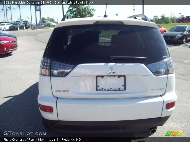 Diamond White Pearl / Black 2011 Mitsubishi Outlander SE AWD