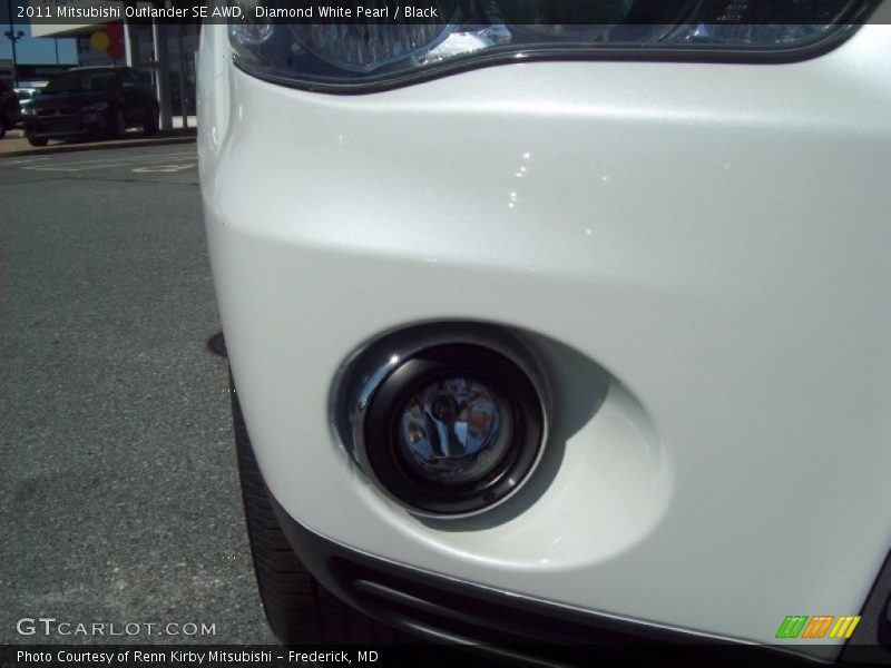Diamond White Pearl / Black 2011 Mitsubishi Outlander SE AWD