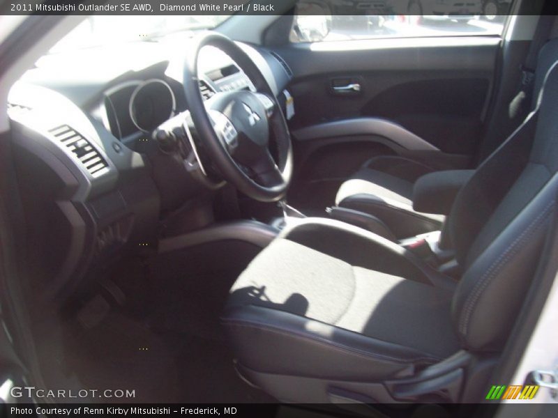 Diamond White Pearl / Black 2011 Mitsubishi Outlander SE AWD