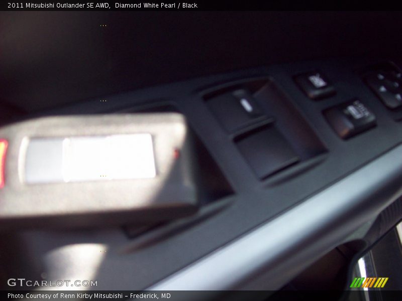 Diamond White Pearl / Black 2011 Mitsubishi Outlander SE AWD