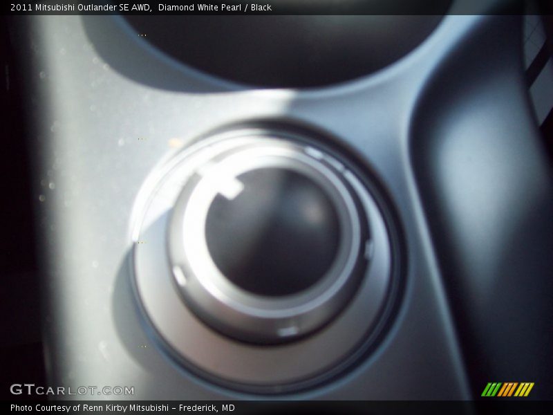 Diamond White Pearl / Black 2011 Mitsubishi Outlander SE AWD
