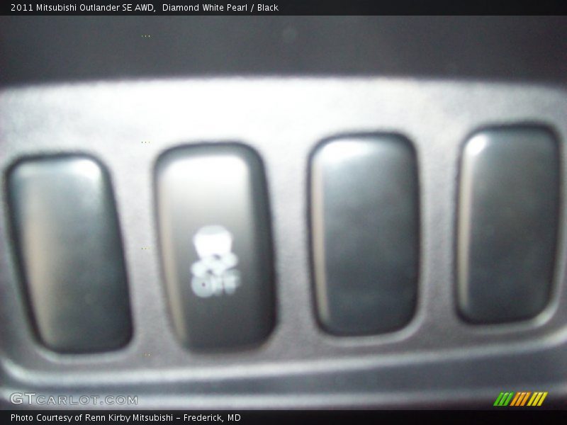 Diamond White Pearl / Black 2011 Mitsubishi Outlander SE AWD