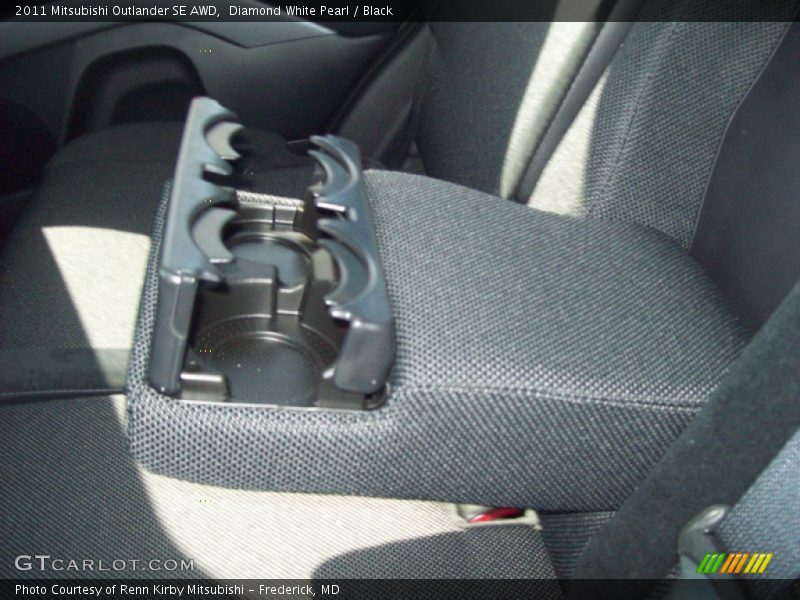 Diamond White Pearl / Black 2011 Mitsubishi Outlander SE AWD