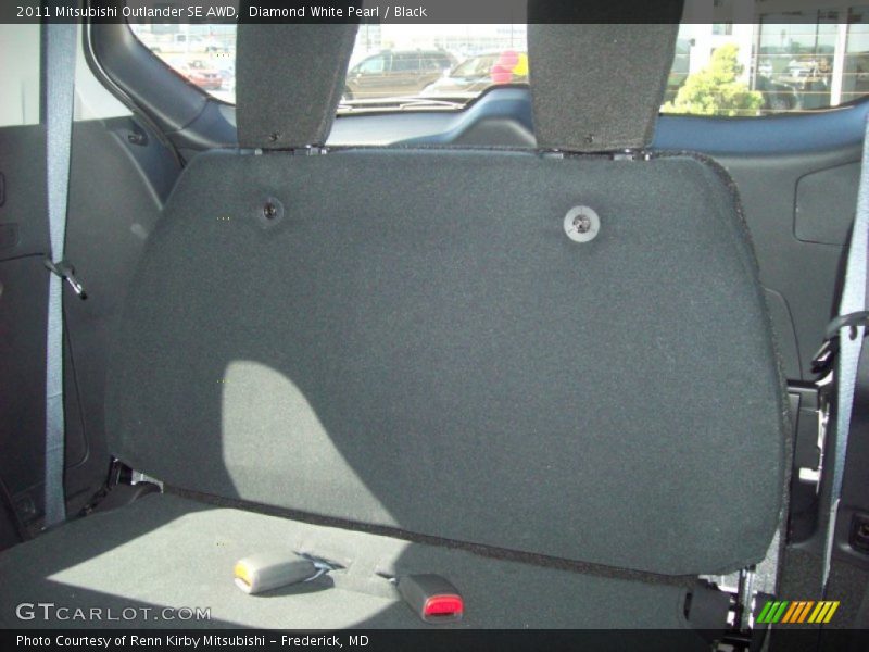 Diamond White Pearl / Black 2011 Mitsubishi Outlander SE AWD