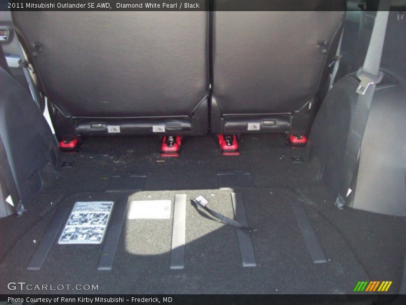 Diamond White Pearl / Black 2011 Mitsubishi Outlander SE AWD
