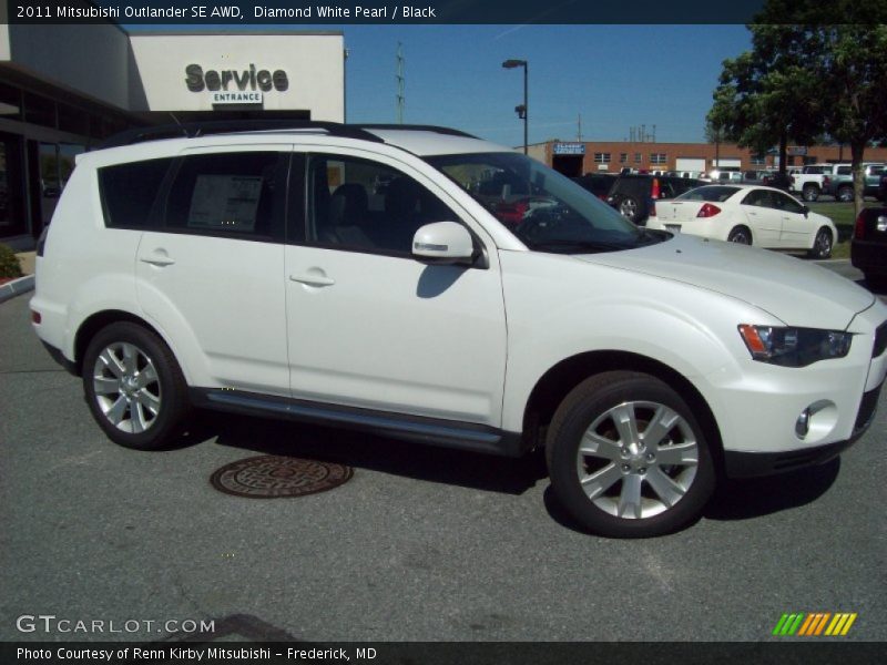 Diamond White Pearl / Black 2011 Mitsubishi Outlander SE AWD