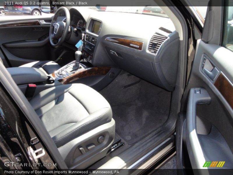 Brilliant Black / Black 2011 Audi Q5 3.2 quattro