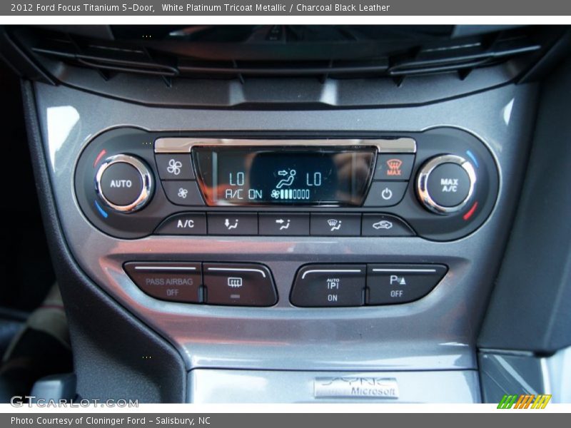 Controls of 2012 Focus Titanium 5-Door