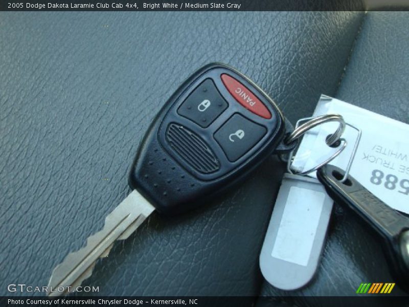 Bright White / Medium Slate Gray 2005 Dodge Dakota Laramie Club Cab 4x4