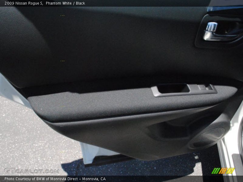 Phantom White / Black 2009 Nissan Rogue S