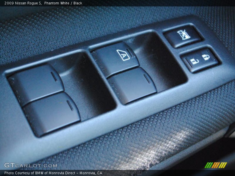 Phantom White / Black 2009 Nissan Rogue S