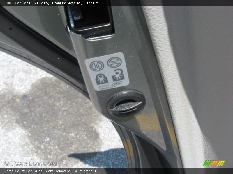 Titanium Metallic / Titanium 2006 Cadillac DTS Luxury