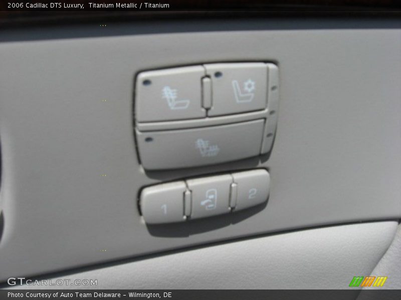 Titanium Metallic / Titanium 2006 Cadillac DTS Luxury