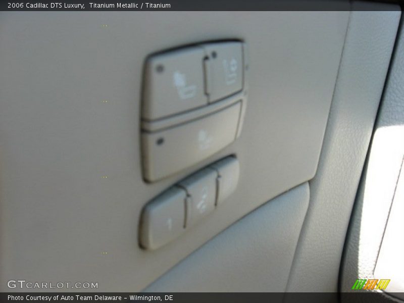 Titanium Metallic / Titanium 2006 Cadillac DTS Luxury