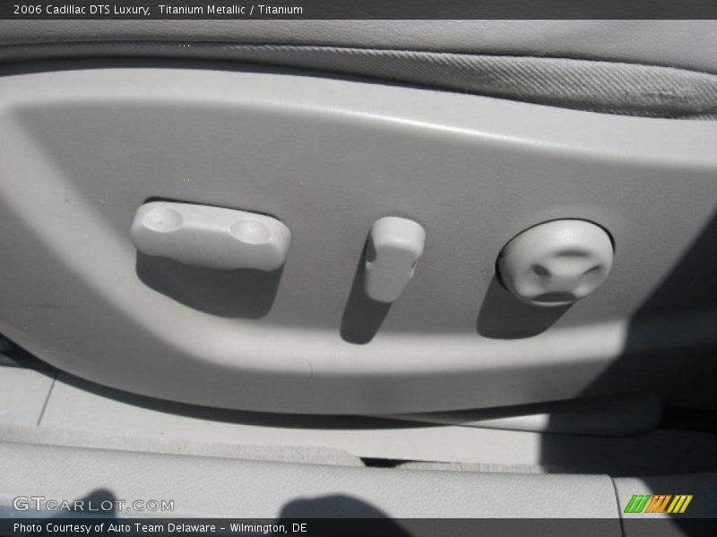 Titanium Metallic / Titanium 2006 Cadillac DTS Luxury